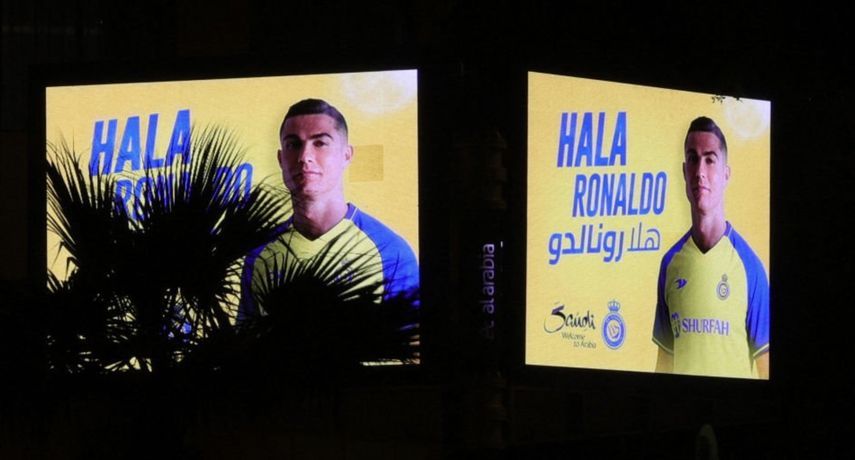 اعلانات عملاقة في مدينة الرياض تحمل عنوان هلا رونالدو للترحيب بكريس في النصر يناير 2023