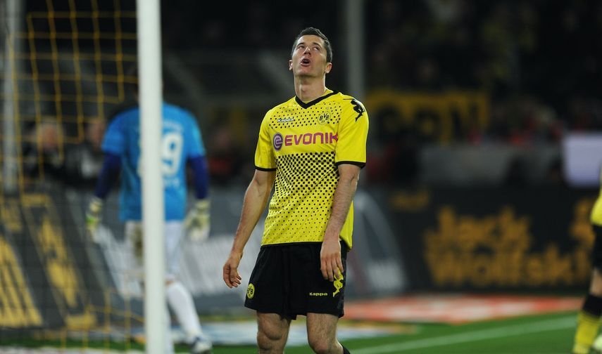 ليفاندوفسكي بقميص فريقه السابق بوروسيا دورتموند - AFP