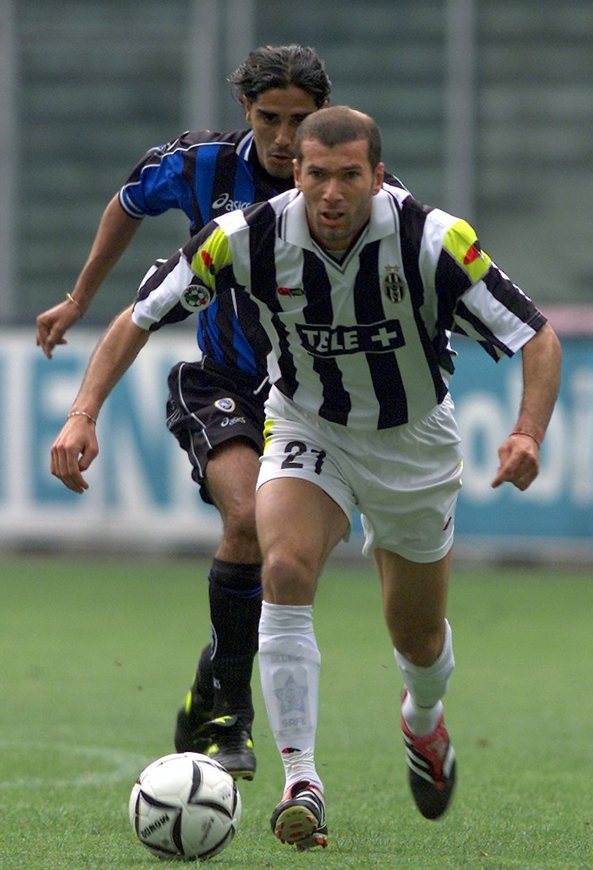 الفرنسي زين الدين زيدان في مباراة يوفنتوس ضد أتالانتا عام 2001 - REUTERS