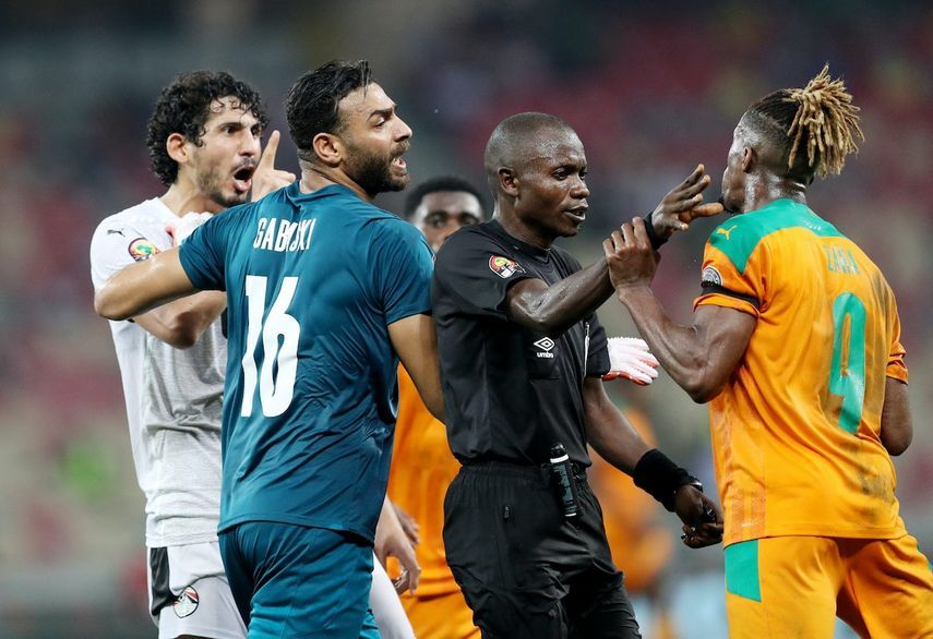 حارس مرمى مصر جاباسكي يهدئ زميله حجازي في تلاسن مع لاعب كوت ديفوار زاها - REUTERS