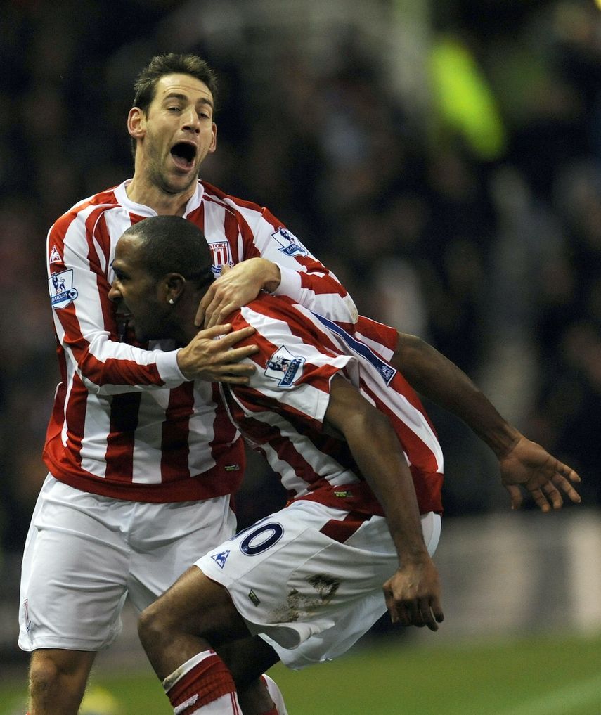 روري يحتفل بهدف صنعه من رمية تماس مع أحد زملائه - AFP