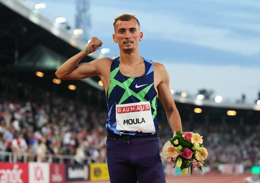 العداء الجزائري سليمان مولى بحتفل بفوزه بسباق 800 متر في جائزة ستوكهولم - REUTERS