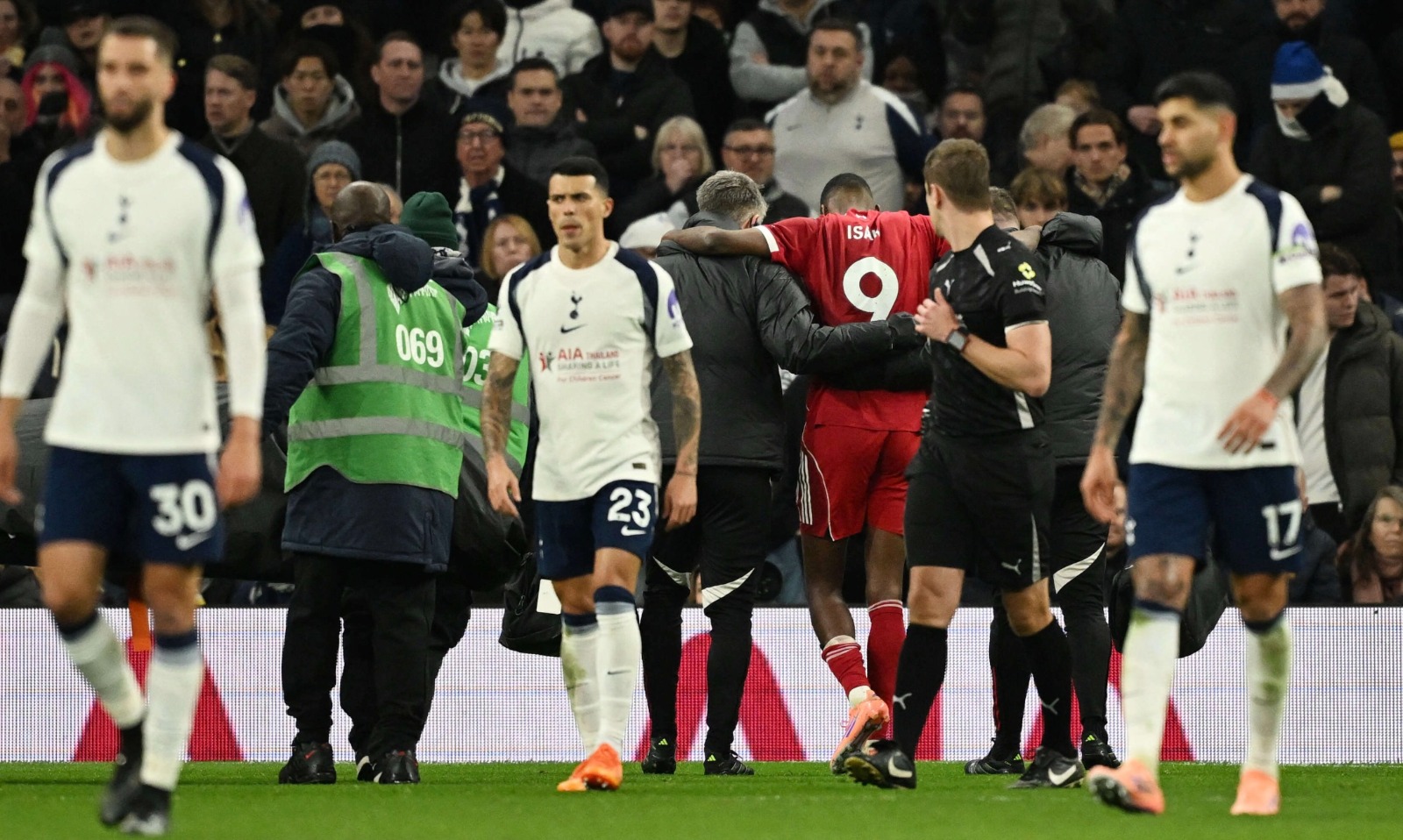 إصابة ألكسندر إيزاك في مباراة ليفربول وتوتنهام بالدوري الإنجليزي - 20 ديسمبر 2025