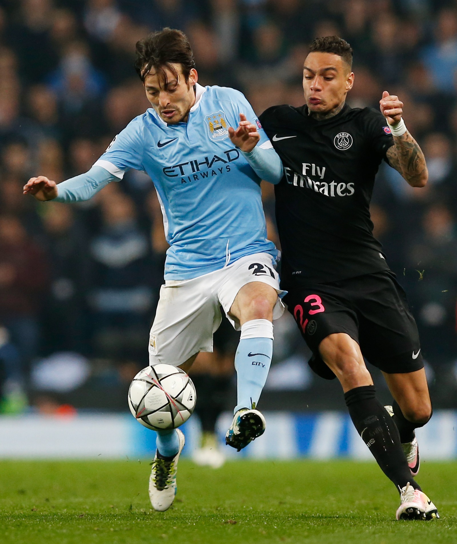 غريغوري فان دير فيل (بارسي سان جيرمان) في صراع على الكرة مع دافيد سيلفا (مانشستر سيتي) في دوري أبطال أوروبا - 13 أبريل 2016