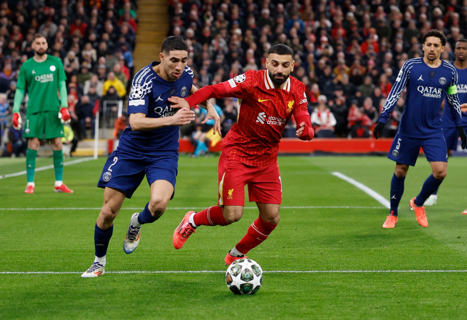 صراع على الكرة بين محمد صلاح وأشرف حكيمي في مواجهة ليفربول وباريس سان جيرمان بدوري أبطال أوروبا - 11 مارس 2025