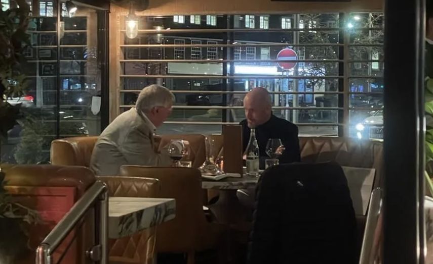 إريك تن هاغ يتناول وجبة العشاء مع أسطورة مانشستر يونايتد سير أليكس فيرغسون في أحد المطاعم