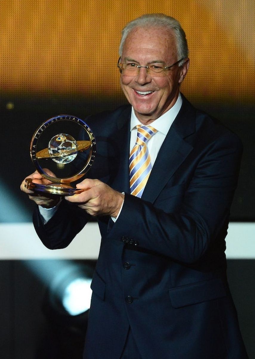 فرانتز بيكينباور يتسلم جائزة رئيس الفيفا خلال حفل توزيع جائزة الكرة الذهبية في يناير 2013, AFP