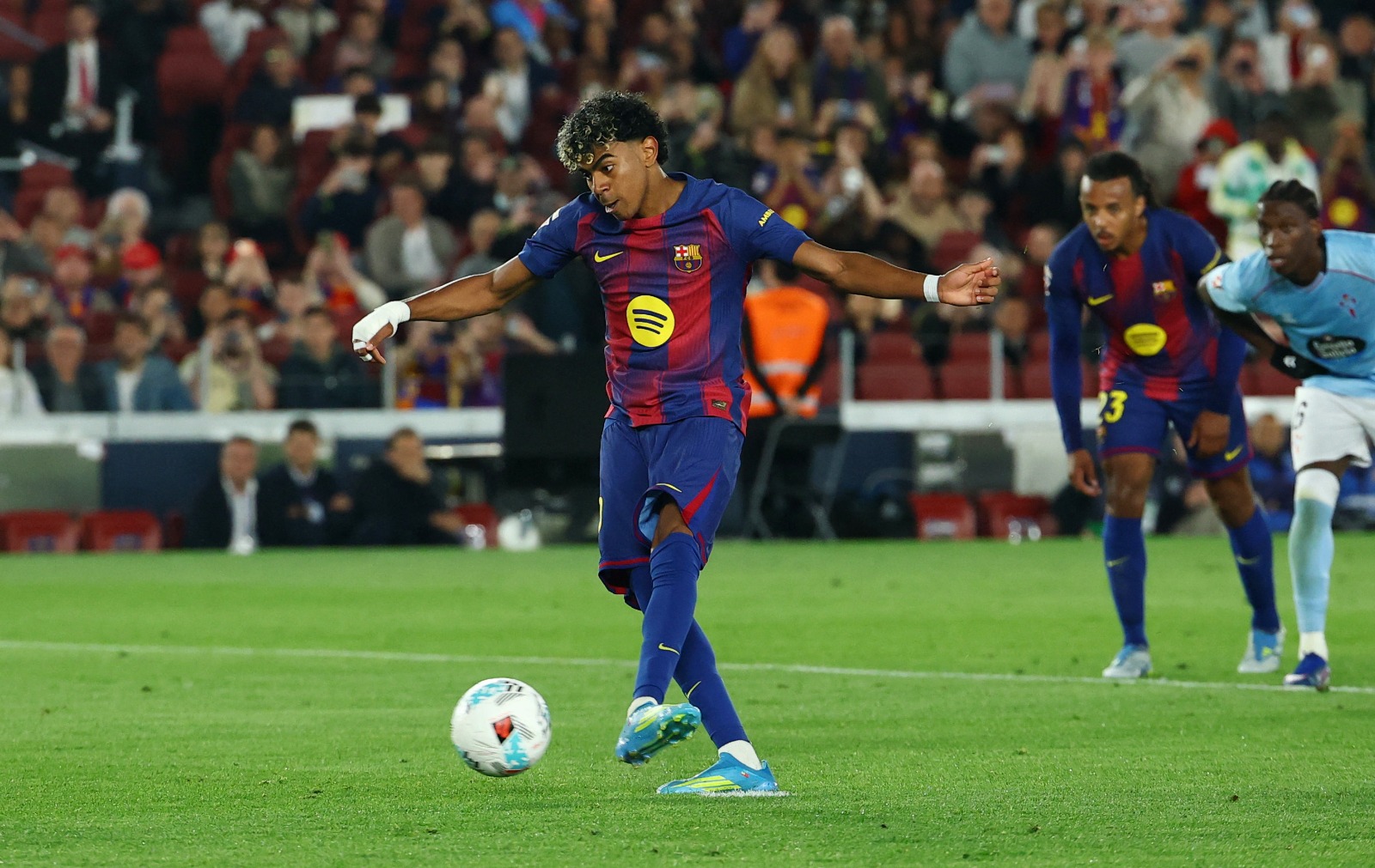 لامين يامال مهاجم برشلونة في طريقه لتسديد ركلة جزاء بنجاح في مرمى سيلتا فيغو في الدوري الإسباني - 22 أبريل 2026