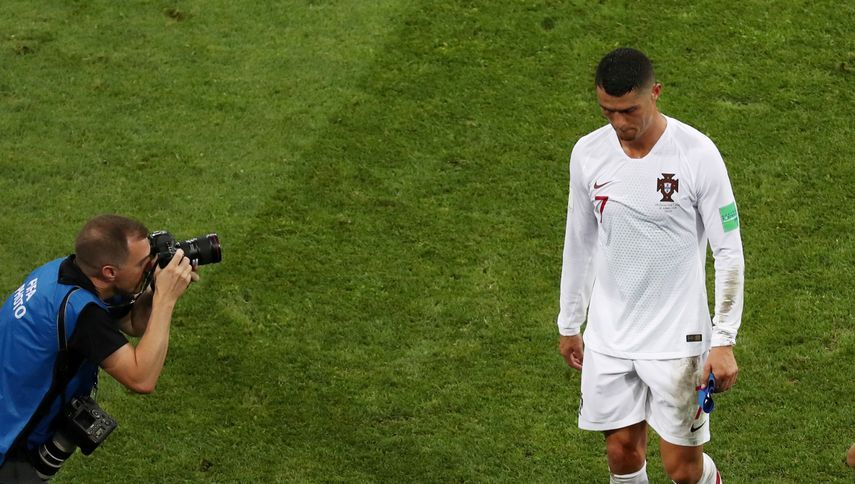 أحد المصورين يلتقط صورة للاعب البرتغالي كريستيانو رونالدو بينما يخرج من الملعب محبطاً في مونديال روسيا 2018 