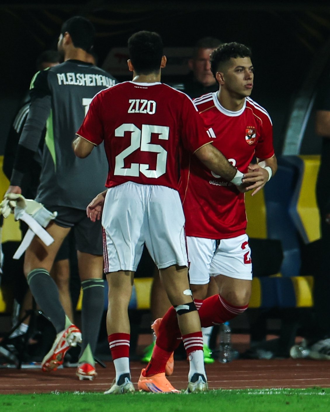 أحمد سيد (زيزو) يغادر الملعب ويشارك إمام عاشور مع الأهلي ضد شبيبة القبائل - 22 نوفمبر 2025