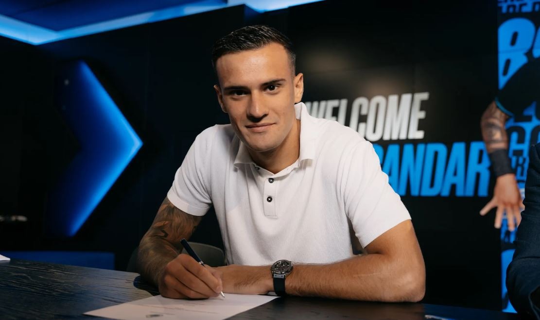 ألكسندر ستانكوفيتش لحظة توقيع عقده مع كلوب بروج البلجيكي قادما من إنتر ميلان - 24 يوليو 2025