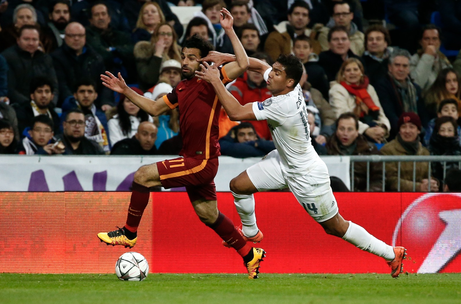 كاسيميرو يطارد محمد صلاح خلال مواجهة ريال مدريد وروما في دوري أبطال أوروبا - 8 مارس 2016