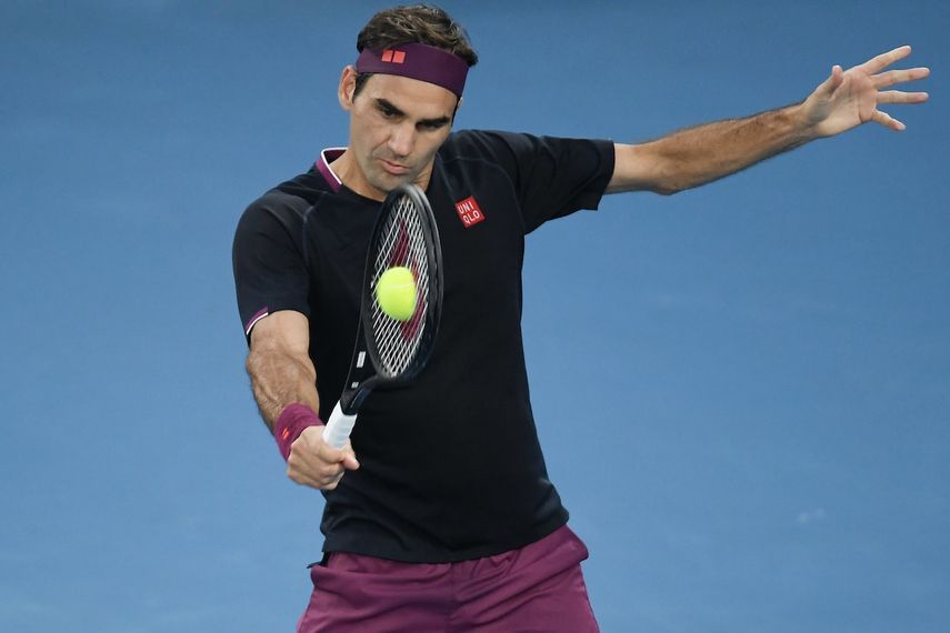 السويسري روجر فيدرير يسجل عودة ضد الصربي نوفاك دجوكوفيتش خلال مباراة نصف نهائي فردي الرجال في اليوم الحادي عشر من بطولة أستراليا المفتوحة للتنس في ملبورن في 30 يناير 2020 - AFP