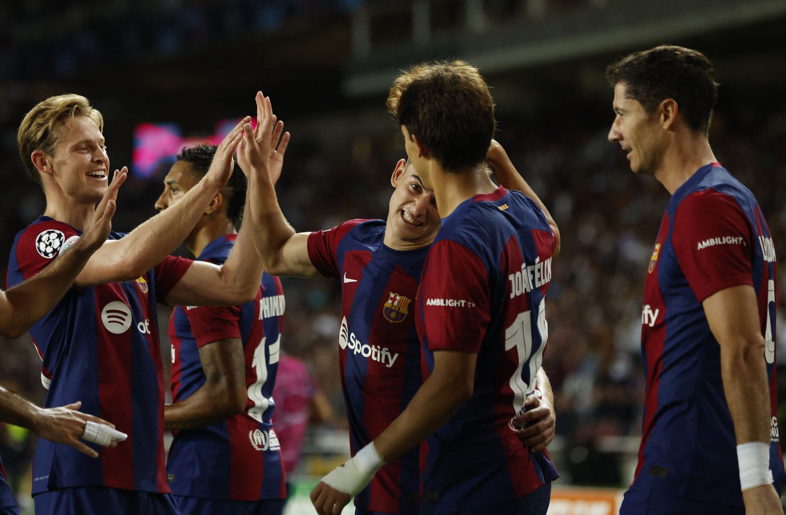فرحة لاعبي برشلونة بهدف في شباك رويال أنتويرب - 19 سبتمبر 2023