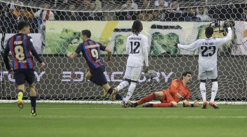 ليفاندوفسكي يسجل هدف برشلونة الثاني أمام ريال مدريد في نهائي سوبر إسبانيا 2022 في الرياض