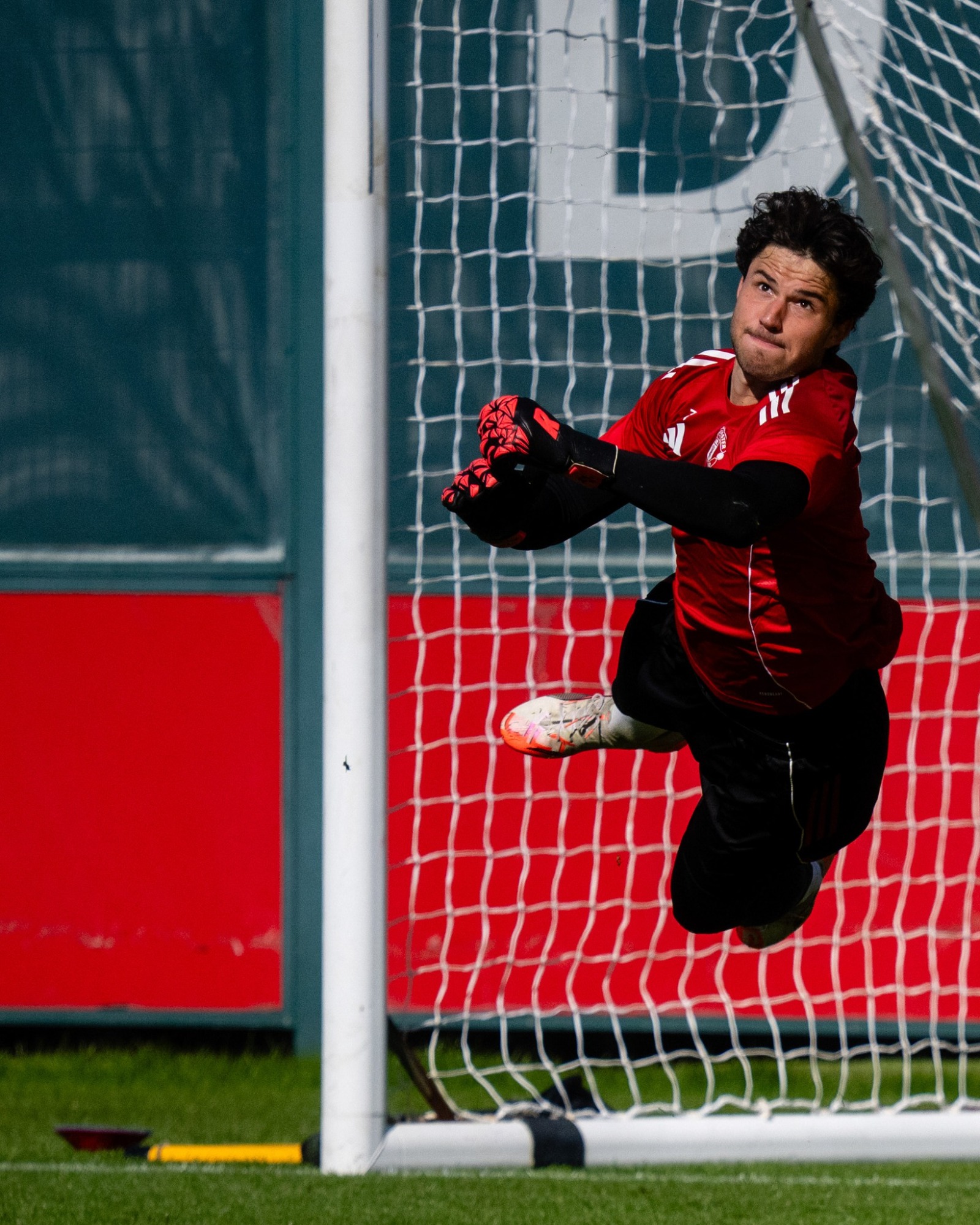 سيني لامنس حارس مرمى مانشستر يونايتد خلال حصة تدريبية - 25 أكتوبر 2025