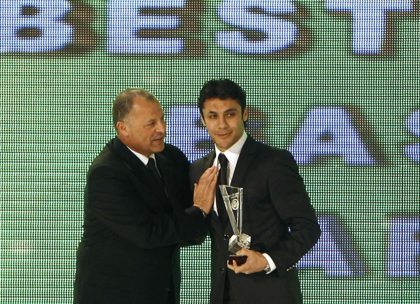 أحمد حسن لاعب منتخب مصر السابق يتسلم جائزة أفضل لاعب في أمم إفريقيا نسخة 2010 بأنجولا 