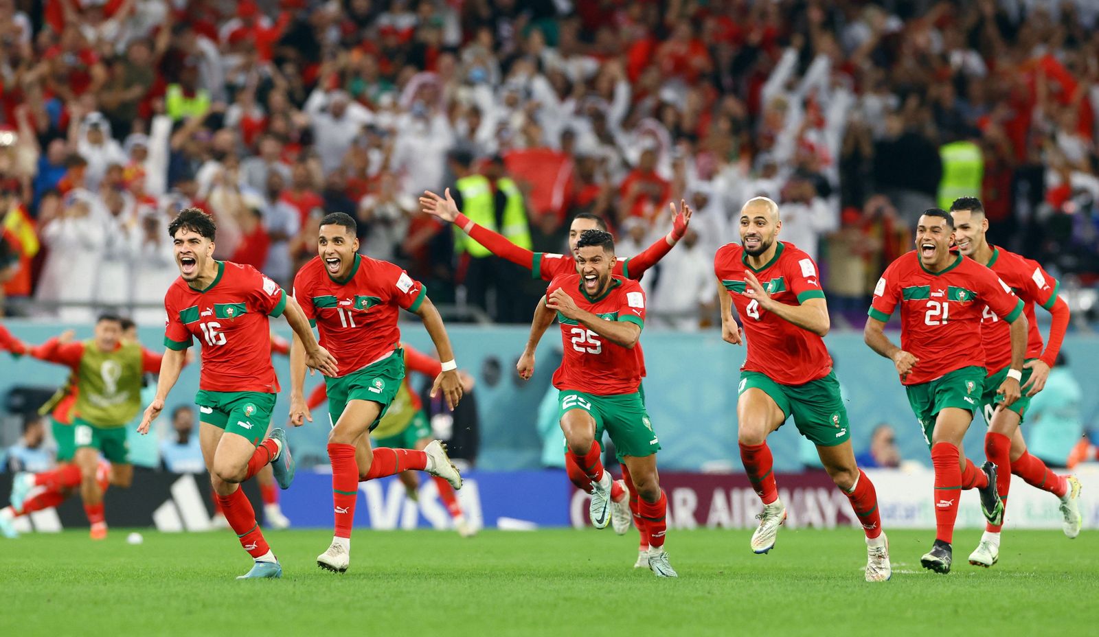 لاعبو المغرب يحتفلون بعد الفوز على إسبانيا في ثمن نهائي كأس العالم - 6 ديسمبر 2022
