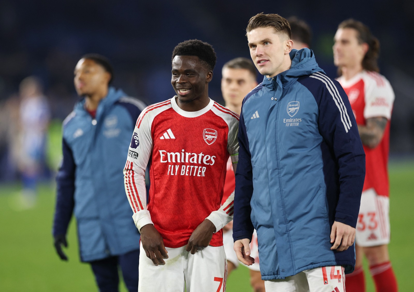 بوكايو ساكا قائد أرسنال يحتفل مع فيكتور غيوكيريس بالفوز على برايتون في الدوري الإنجليزي الممتاز - 4 مارس 2026