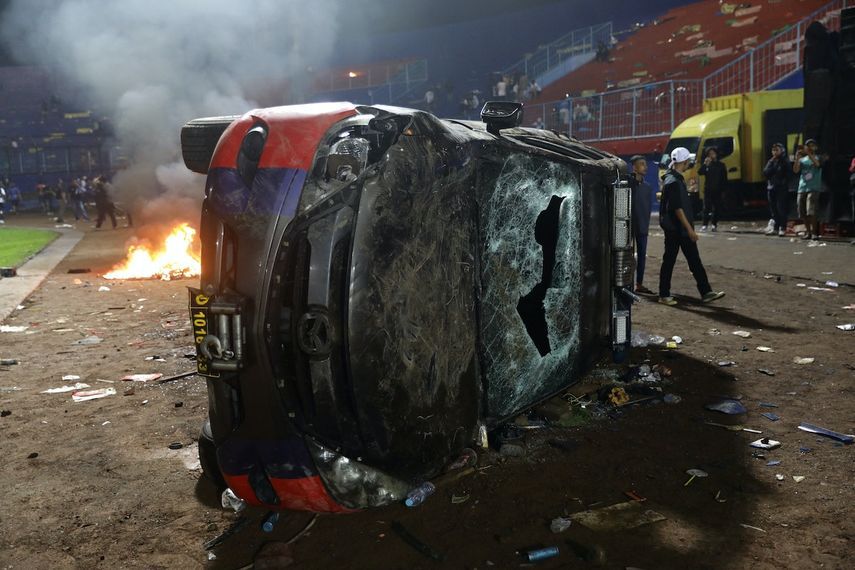 سيارة تم تخريبها داخل ملعب  - via REUTERS