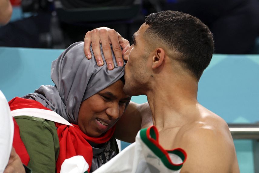 أشرف حكيمي يقبّل والدته بعد المباراة بين المغرب وبلجيكا في الدوحة - 27 نوفمبر 2022