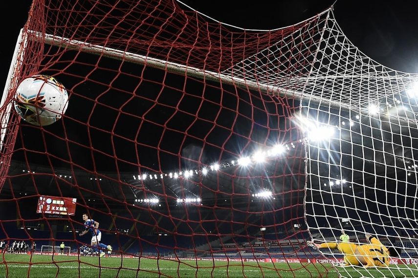 لاعب نابولي أركاديوس ميليك يسجل هدف الفوز خلال ركلات الترجيح في نهائي كأس إيطاليا ضد يوفنتوس - AFP