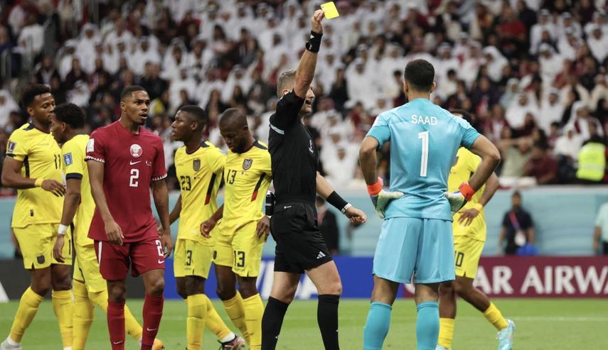 القطري سعد الشيب يتحصل على بطاقة صفراء بعد تسببه في ركلة جزاء أمام الإكوادور بافتتاح كأس العالم 2022
