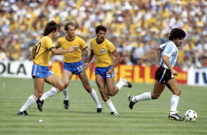 دييجو مارادونا في مباراة الارجنتين والبرازيل بمونديال 1982