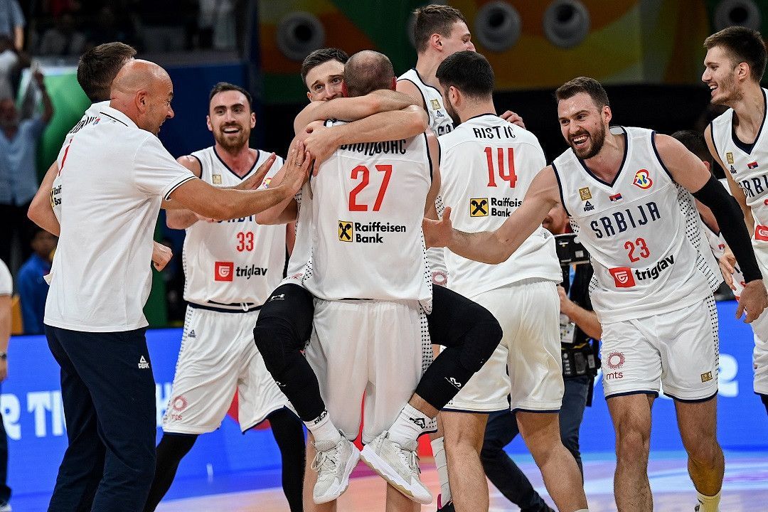 لاعبو صربيا يحتفلون ببلوغ نهائي كأس العالم لكرة السلة - 8 سبتمبر 2023