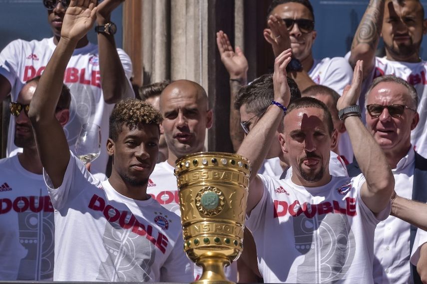 كينغسلي كومان يحتفل مع بايرن ميونيخ بلقب كأس ألمانيا في 22 مايو 2016 - AFP