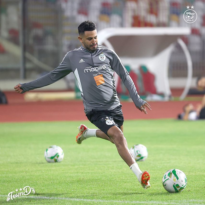 رياض محرز قائد المنتخب الجزائري خلال حصة تدريبية - 5 سبتمبر 2023 