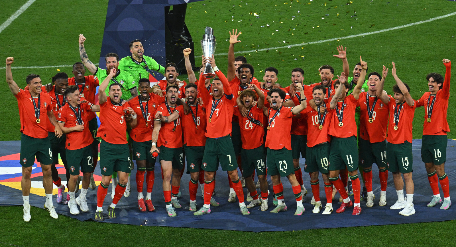 كريستيانو رونالدو يرفع كأس دوري الأمم الأوروبية بعد فوز البرتغال على إسبانيا في النهائي - 9 يونيو 2025