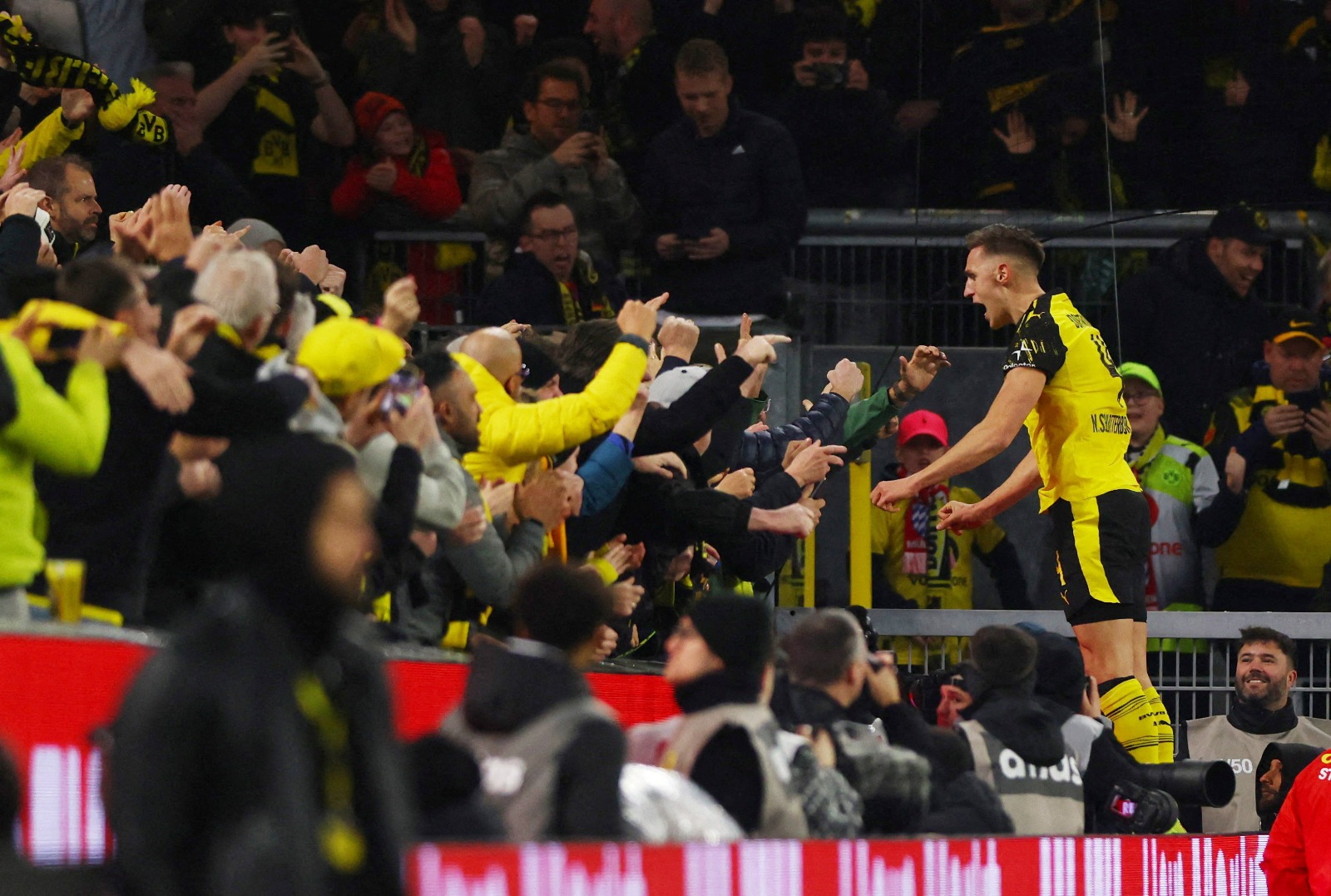 نيكو شلوتربيك مدافع بوروسيا دورتموند يحتفل مع الجمهور بهدفه أمام بايرن ميونيخ بالدوري الألماني - 28 فبراير 2026