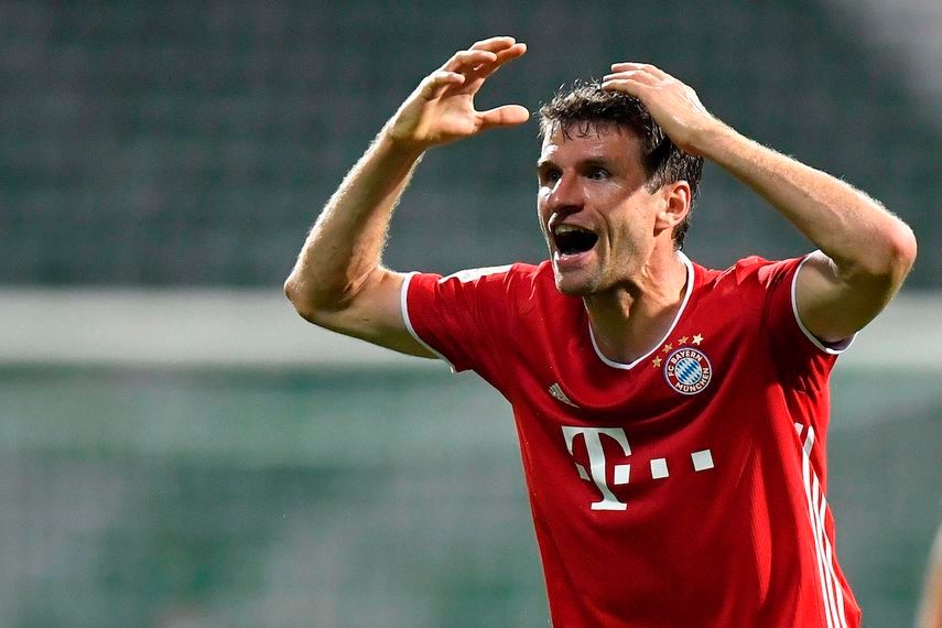 رد مهاجم بايرن ميونيخ الألماني توماس مولر بعد فرصة التسجيل الضائعة خلال مباراة دوري الدرجة الأولى الألماني لكرة القدم SV فيردر بريمن ضد بايرن ميونيخ في 16 يونيو 2020 في بريمن ، شمال ألمانيا. (تصوير مارتن ميسنر / بول / وكالة الصحافة الفرنسية) / لوائح DFL تحظر أي استخدام للصور الفوتوغرافية كمقاطع و / أو فيديو شبه - AFP