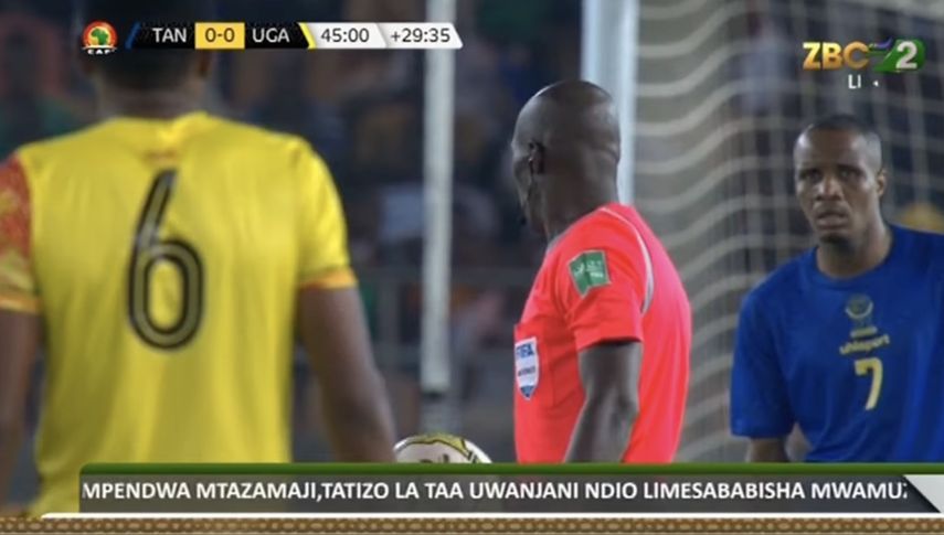 لحظة استئناف الحكم للشوط الأول في الدقيقة 29 من الوقت الضائع - مباراة تنزانيا وأوغندا