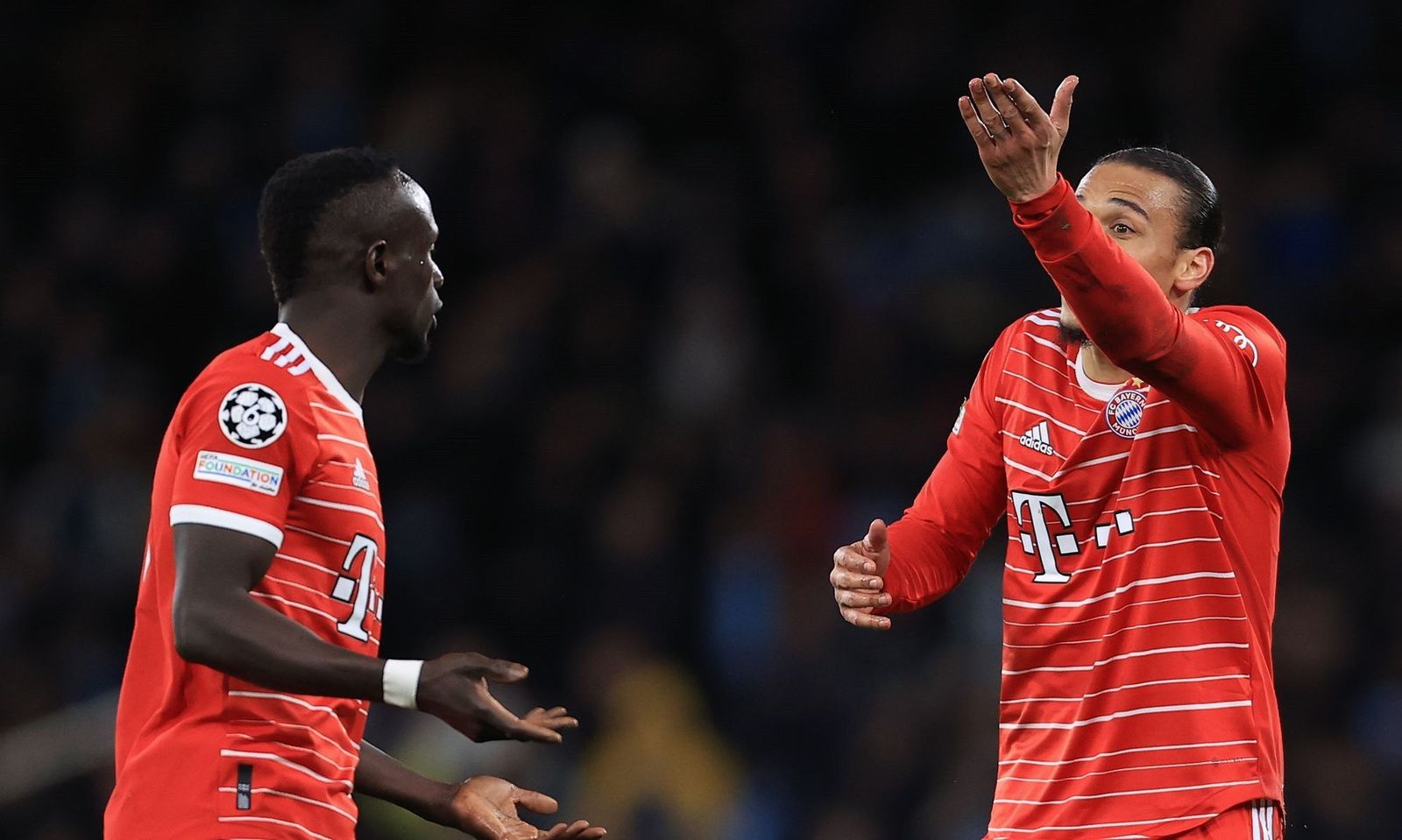 ليروي ساني يتحدث مع ساديو ماني خلال مواجهة بايرن ميونيخ ومانشستر سيتي في دوري بطال أوروبا - 11 أبريل 2023