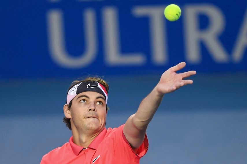 لاعب التنس الامريكي تايلور فريتز يتحضر لتنفيذ الارسال خلال إحدى المباريات  - AFP