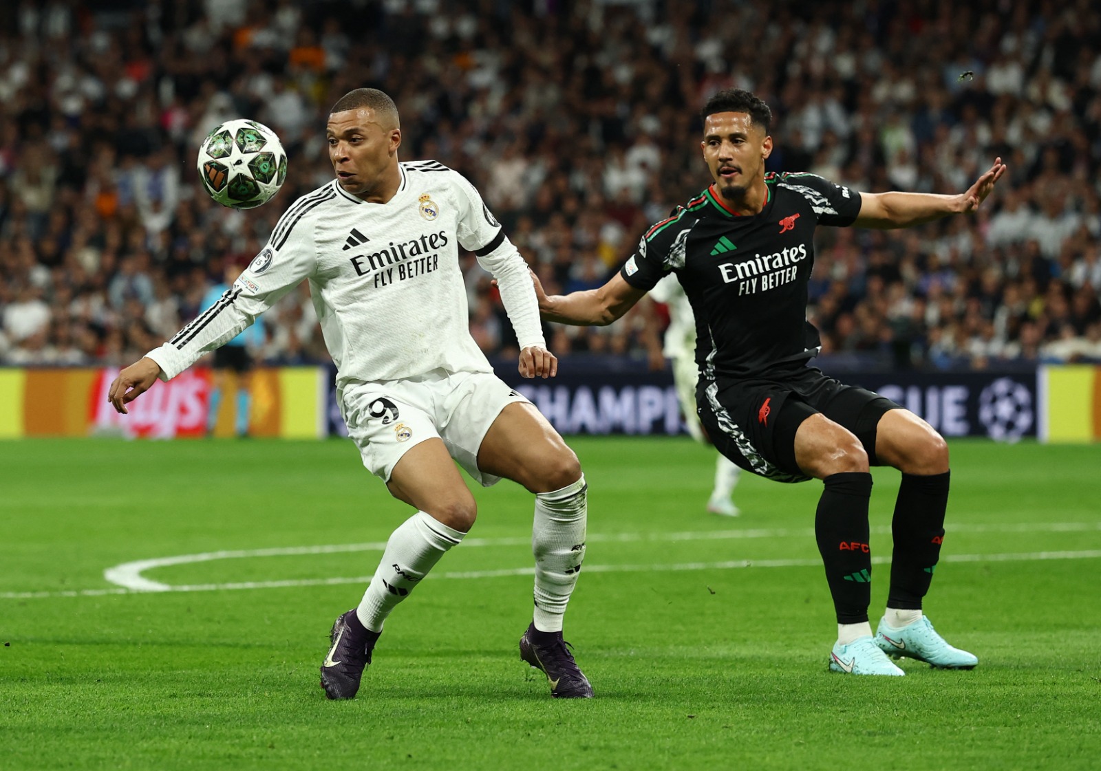 ويليام ساليبا في صراع على الكرة مع كيليان مبابي بمواجهة ريال مدريد وأرسنال ضمن دوري أبطال أوروبا - 16 أبريل 2025