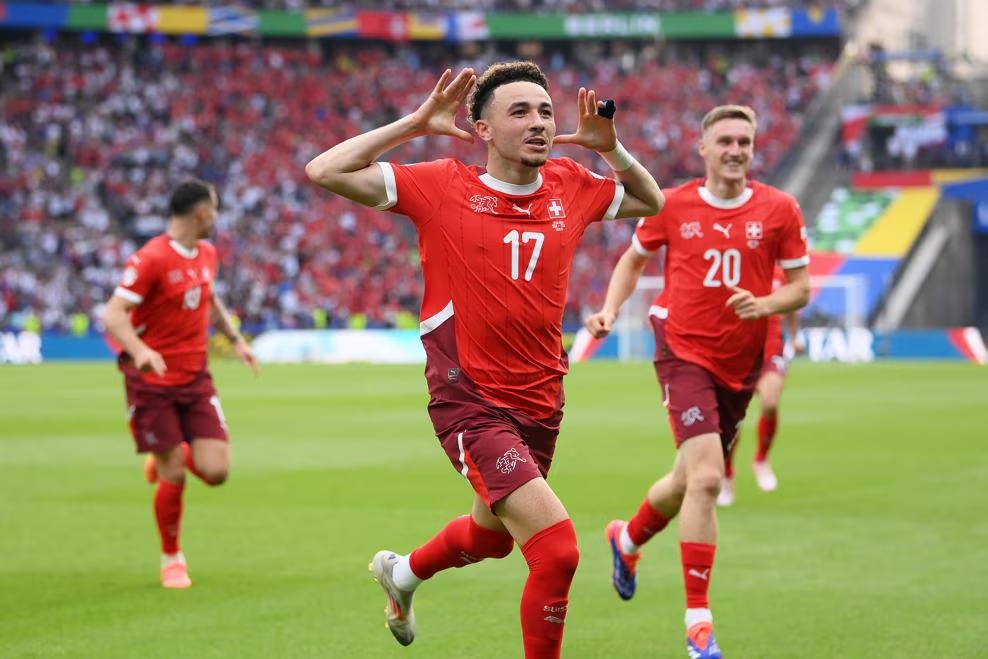 روبن فارغاس لاعب منتخب سويسرا يحتفل بتسجيل هدف في مرمى إيطاليا ببطولة أوروبا- 29 يونيو 2024