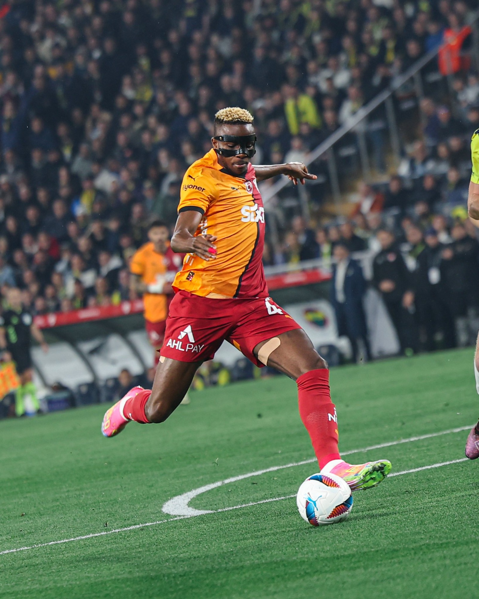 فيكتور أوسيمين من مباراة الديربي بين غلطة سراي وفنربخشة - 2 أبريل 2025