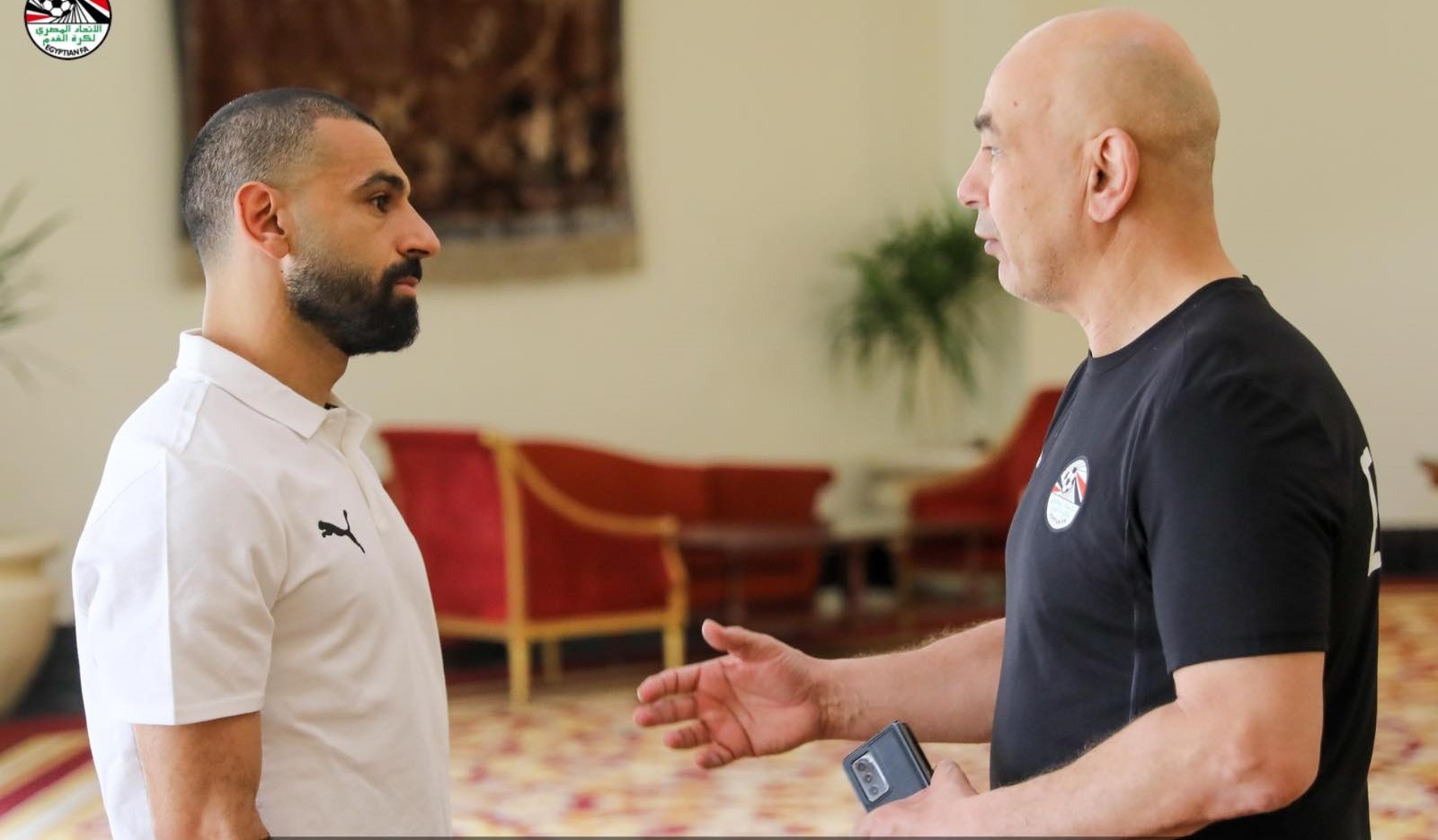 حسام حسن مدرب منتخب يتحدث مع محمد صلاح فور انضمامه إلى معسكر المنتخب - 1 يونيو 2024
