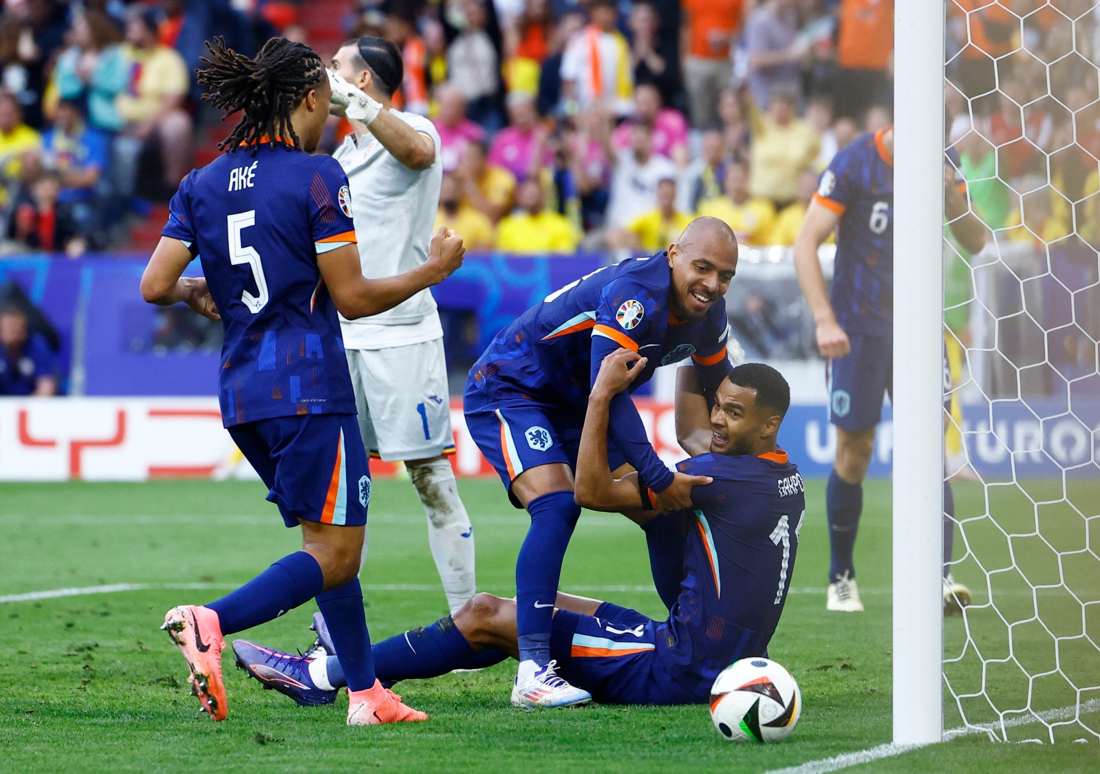 لاعبو هولندا يحتفلون بعد تسجيل كودي غاكبو الهدف الأول في شباك رومانيا - 2 يوليو 2024