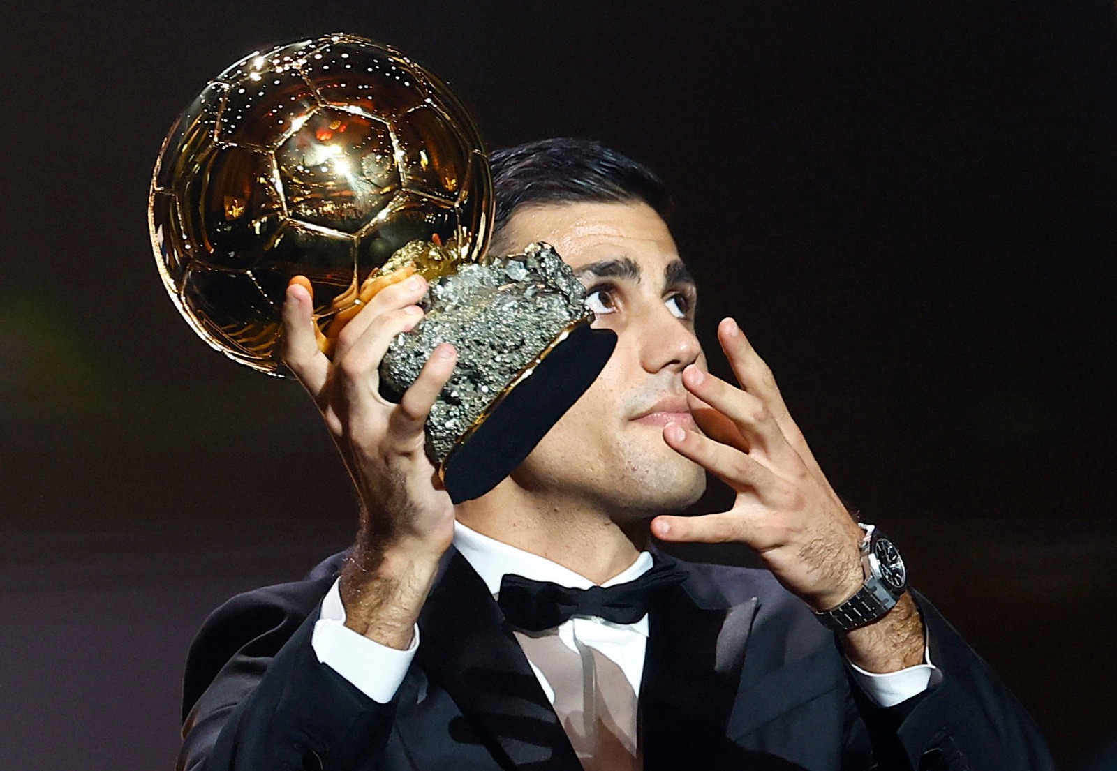 الإسباني رودري خلال تسمله جائزة الكرة الذهبية لأفضل لاعب في العالم 2024 - 28 أكتوبر 2024