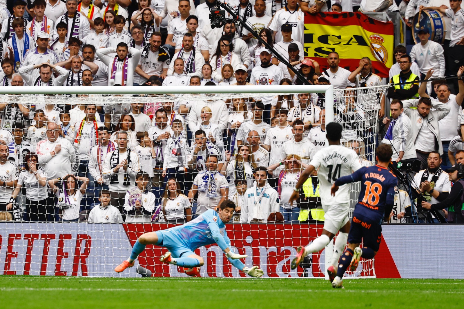 لاعب سيلتا فيغو ويليوت سويدبيرغ يسجل الهدف الثاني لفريقه في مرمى حارس ريال مدريد تيبو كورتوا في الدوري الإسباني - 4 مايو 2025