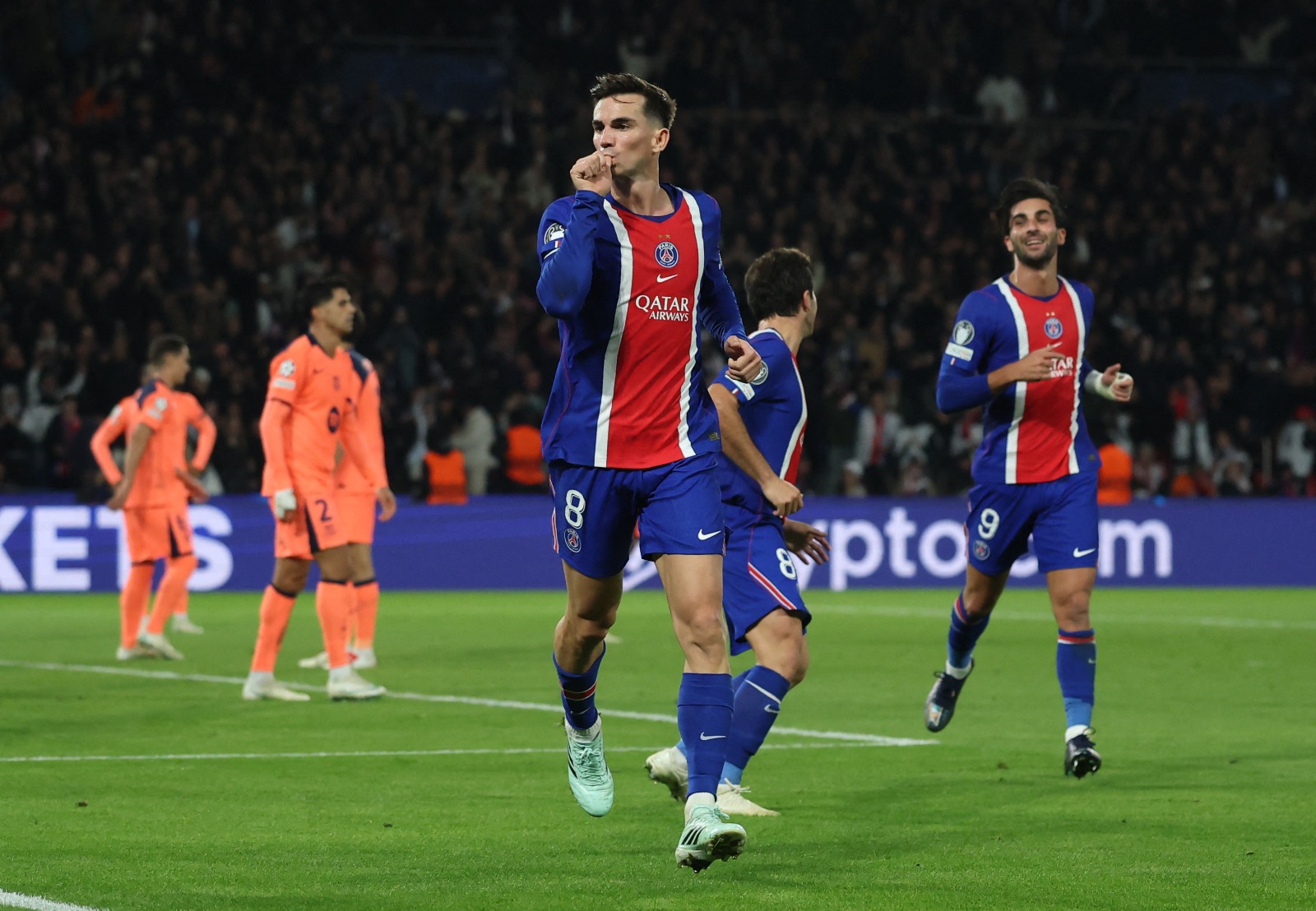 فرحة لاعب باريس سان جيرمان فابيان رويز بهدفه في مرمى برشلونة في دوري أبطال أوروبا - 20 أكتوبر 2026