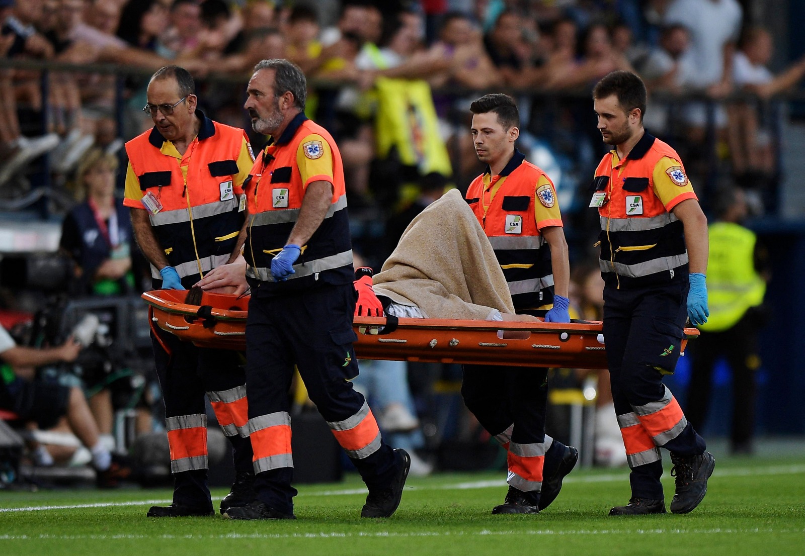 تير شتيغن حارس برشلونة لحظة خروجه مصاباً في مباراة فياريال في الدوري الإسباني - 22 سبتمبر 2024