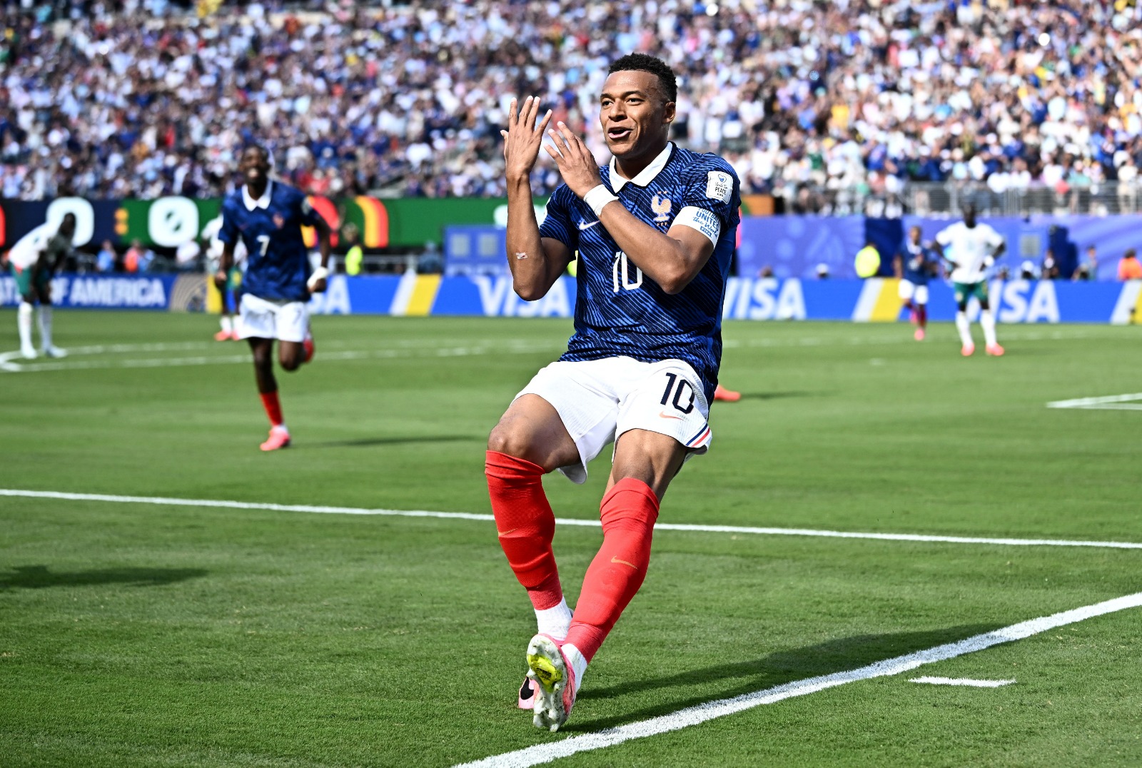 احتفال كيليان مبابي نجم فرنسا بتسجيل هدف في مرمى السنغال بكأس العالم - 16 يونيو 2026