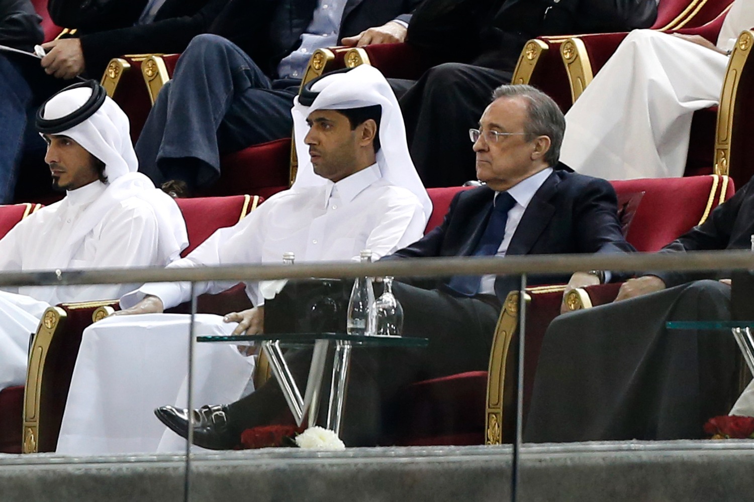 فلورنتينو بيريز رئيس ريال مدريد ونظيره ناصر الخليفي رئيس باريس سان جيرمان خلال مباراة ودية في استاد خليفة بالدوحة - 2 يناير 2014