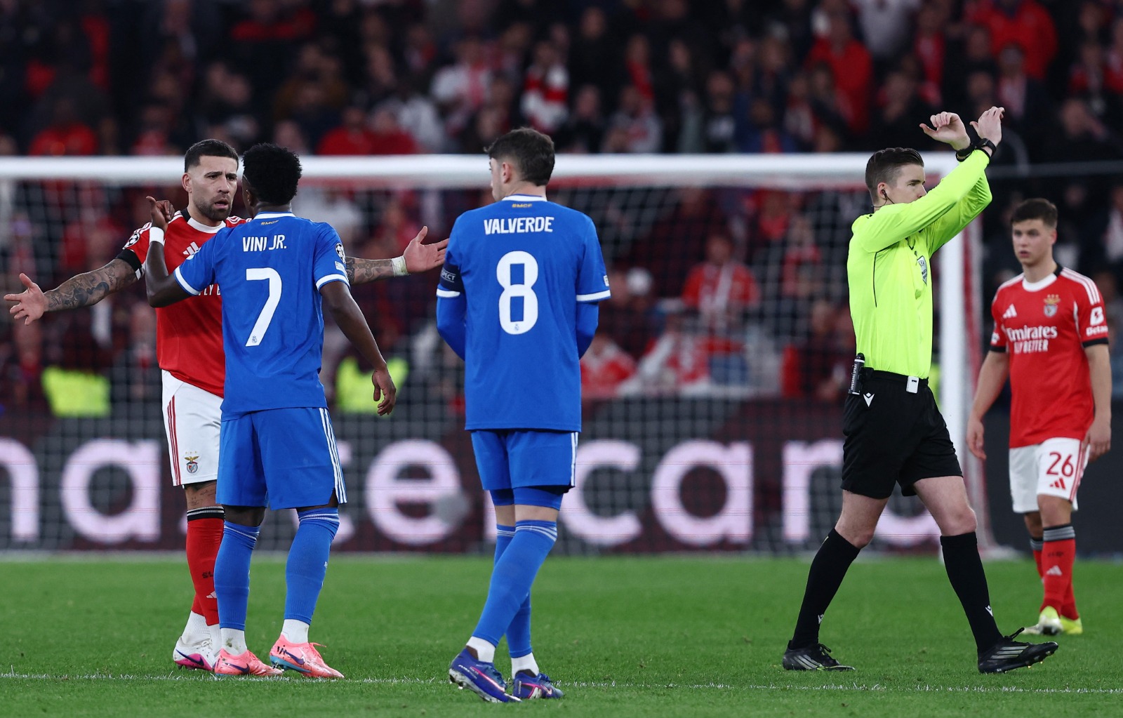 نيكولاس أوتاميندي في مشادة مع فينيسيوس جونيور بمباراة بنفيكا وريال مدريد بدوري أبطال أوروبا - 17 فبراير 2026