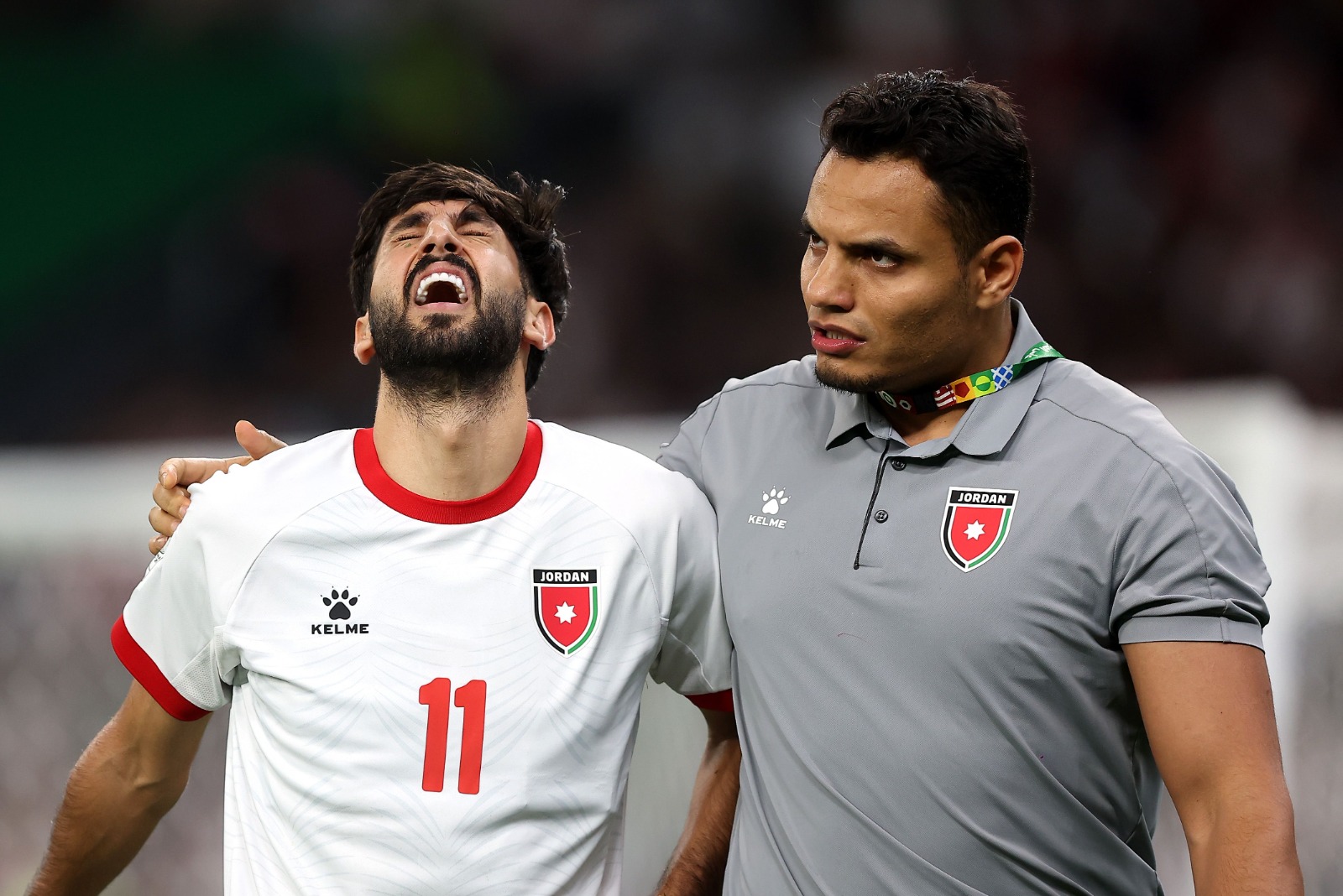 يزن النعيمات يصرخ من الألم أثناء خروجه من الملعب بعد إصابته في مباراة الأردن والعراق بكأس العرب - 12 ديسمبر 2025